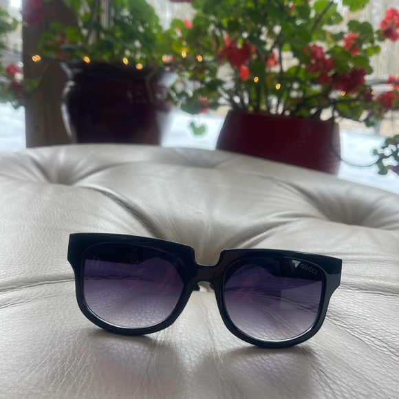GUCCI❤️ SUNGLASSES 🕶 BLACK AND BEAUTIFUL 😍